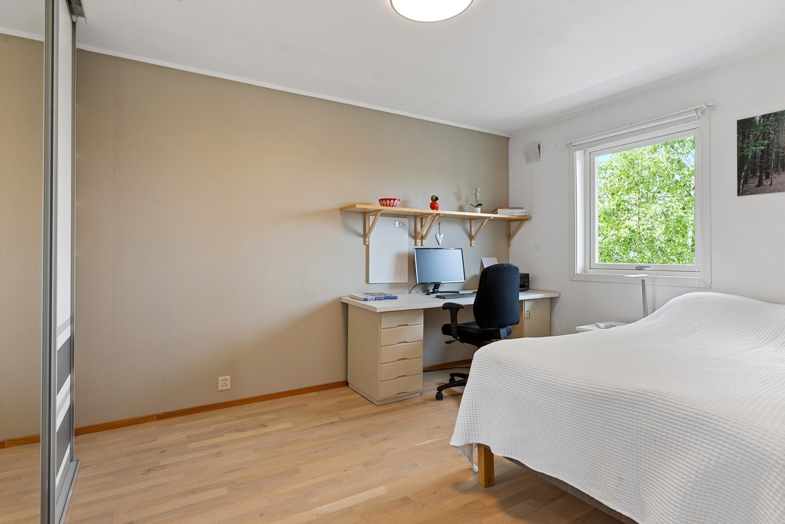 Soverommet har plass til dobbeltseng og tilgang til skyvedørsgarderobe hvor alt av klær og utstyr kan plasseres. Galleribilde