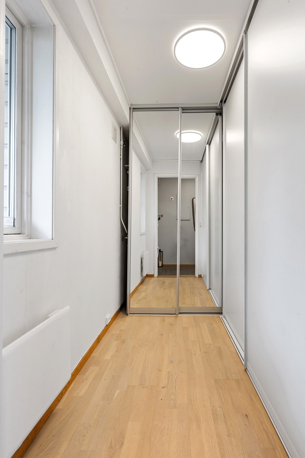 Tilgang til omkledningsrom/bod med garderobeskap. Tidligere eier benyttet dette som et gjesterom. Galleribilde