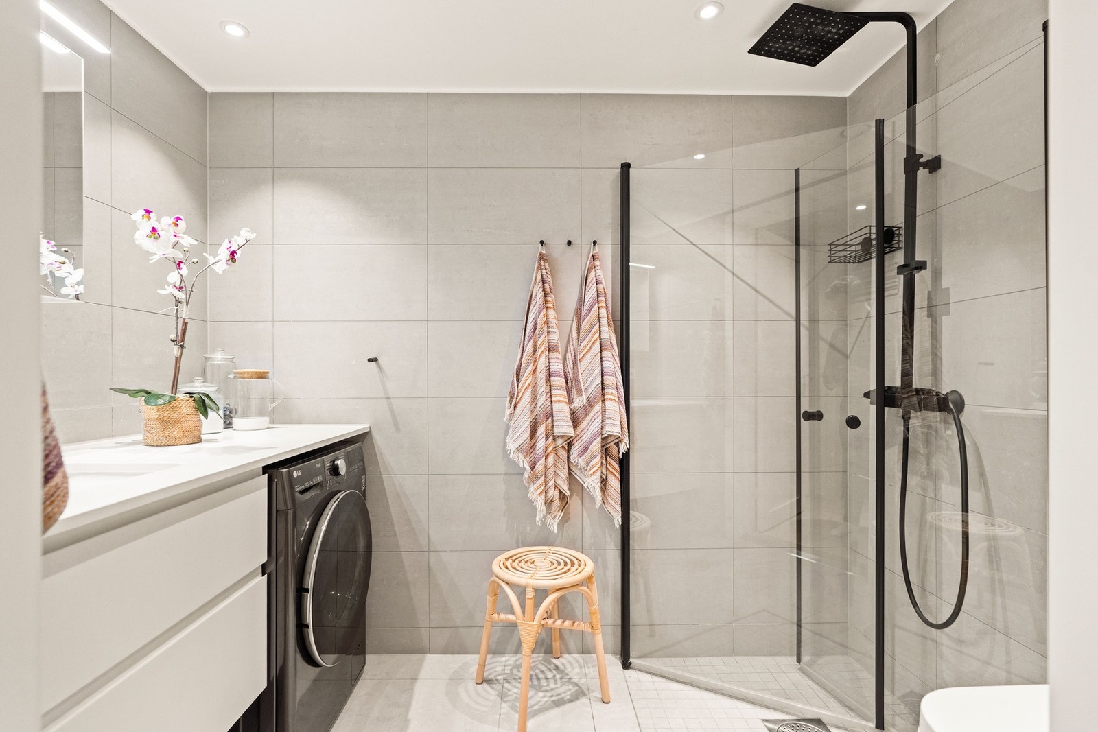 Badet er flott og delikat med dusj på vegg med innfellbare glassdører Galleribilde