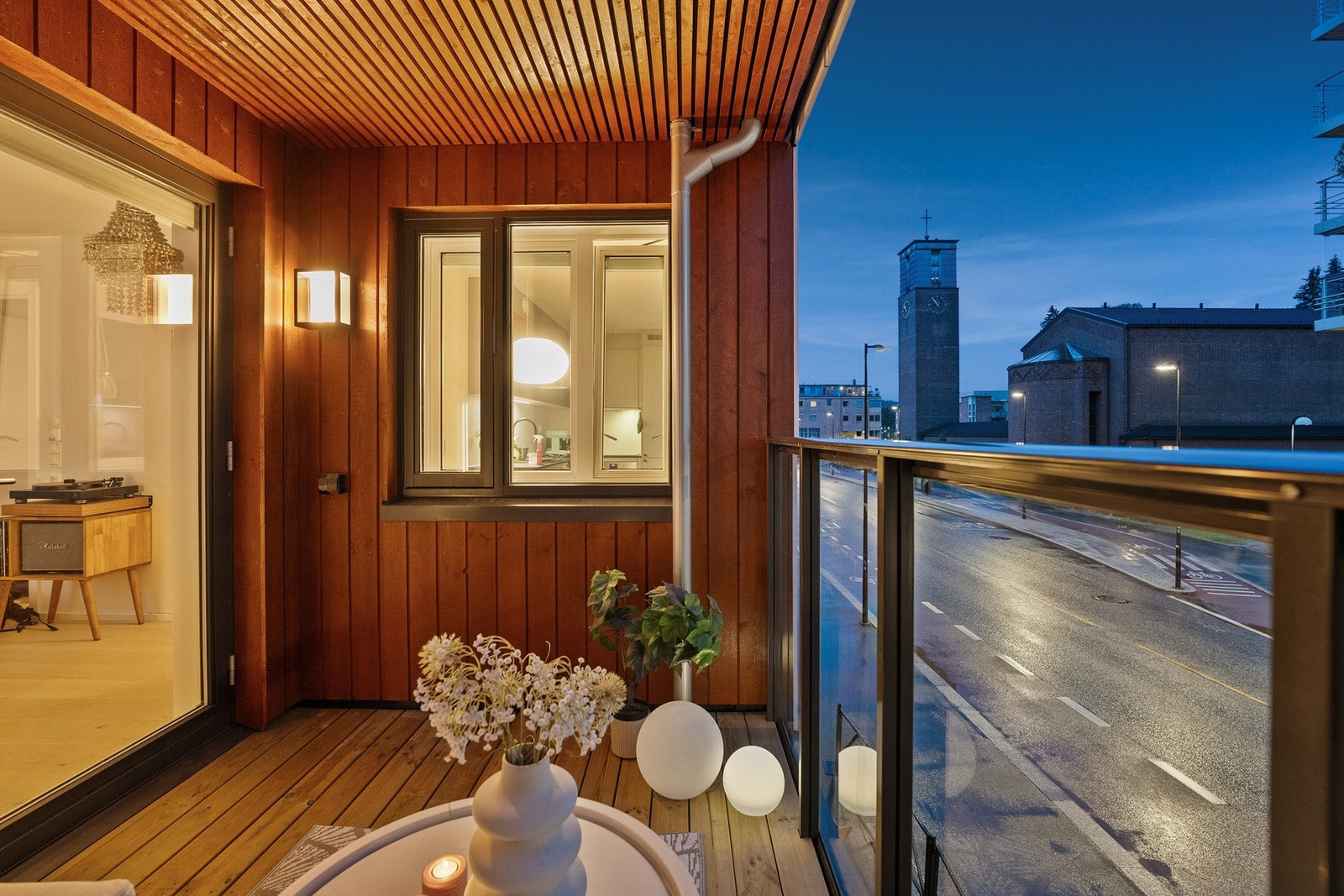 Balkongen fra stuen er målt til ca. 5,5 m². Galleribilde