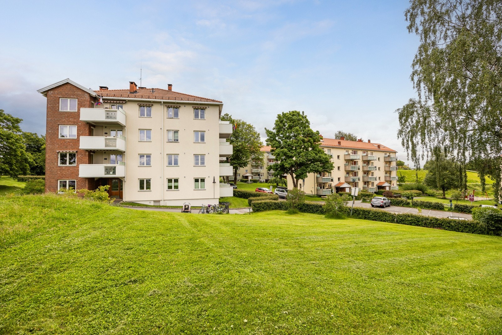 Einars vei 21 har en suveren intern beliggenhet, på et høydedrag omringet av parkareal. Galleribilde