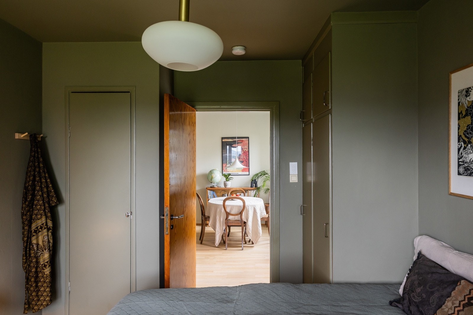 Den originale sjarmen er videreført med plassbygget garderobeskap. Galleribilde