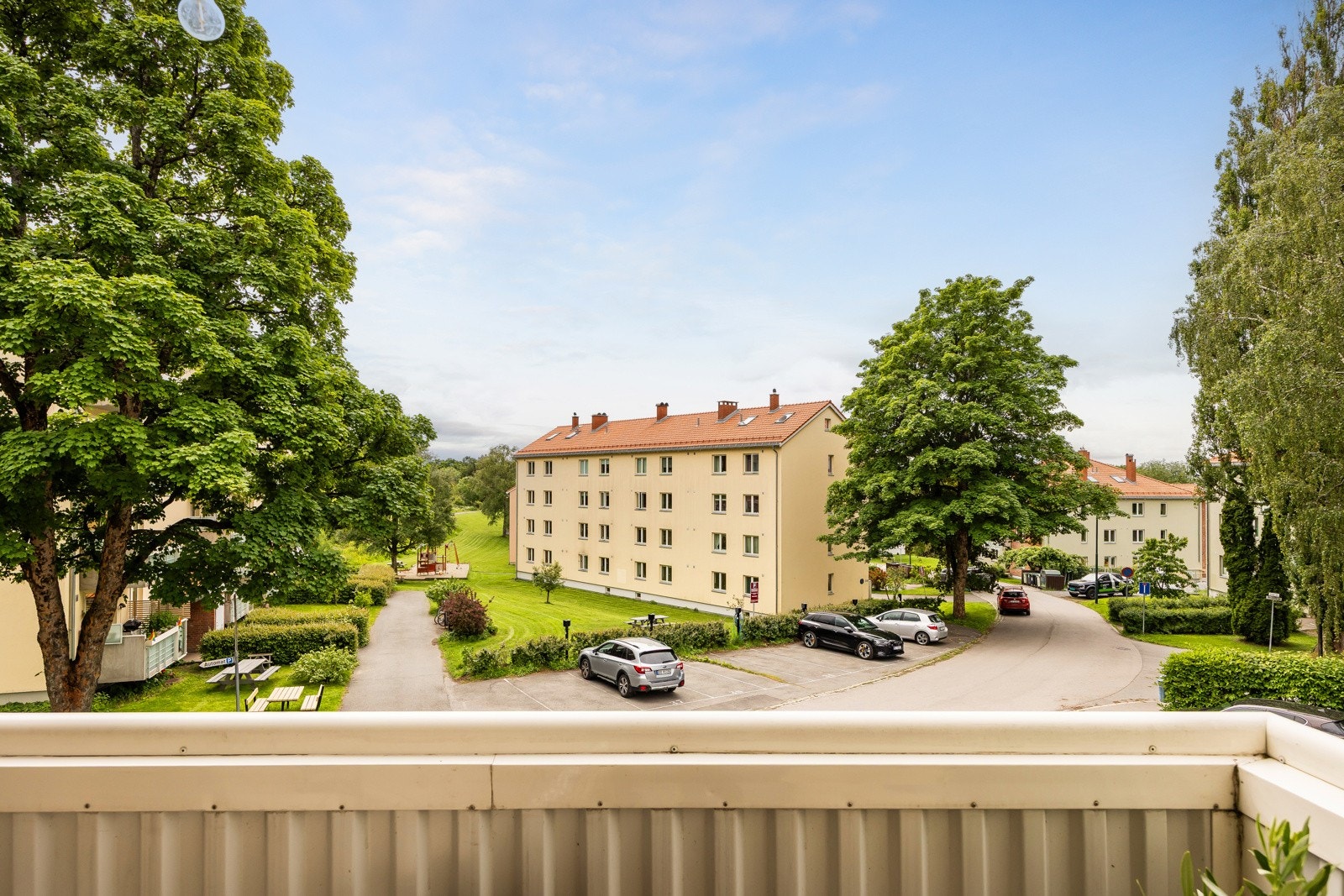 Flott skue fra samtlige utsiktspunkter i boligen. Einars vei er en rolig blindvei. Galleribilde