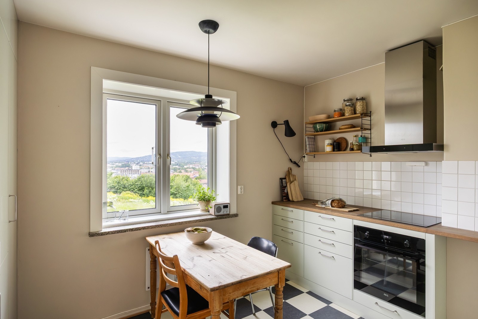 Hele boligen er oppusset i 2021 i gjennomført og innbydende stil. Galleribilde