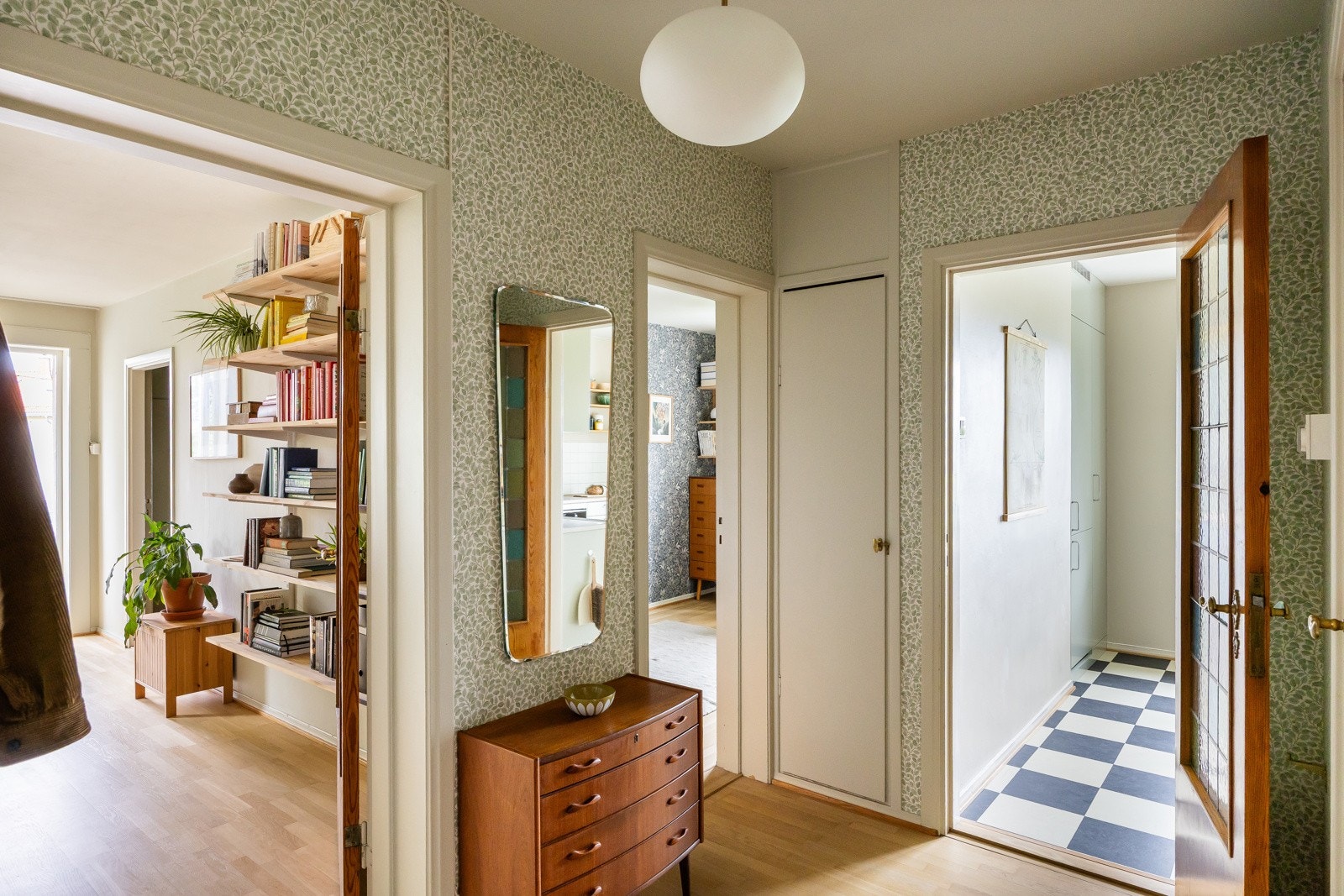 Entréen har originalt skap for lagring av yttertøy. Ytterligere lagringsplass i 3 boder på totalt 8 kvm. Galleribilde