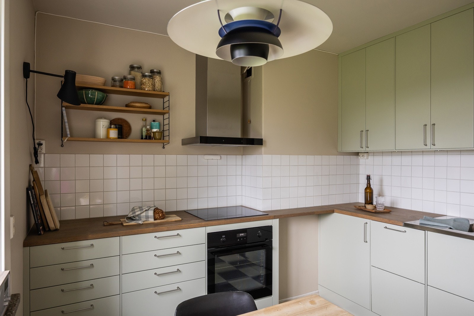 Nydelig kjøkken fra Drømmekjøkkenet (2021) med malte fronter og helhetlig design. Galleribilde