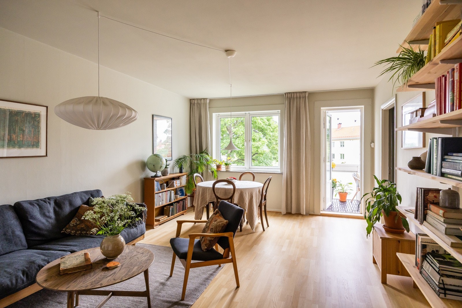 Parkettgulv er slipt og vegger malt og tapetsert i helhetlig stil. Galleribilde