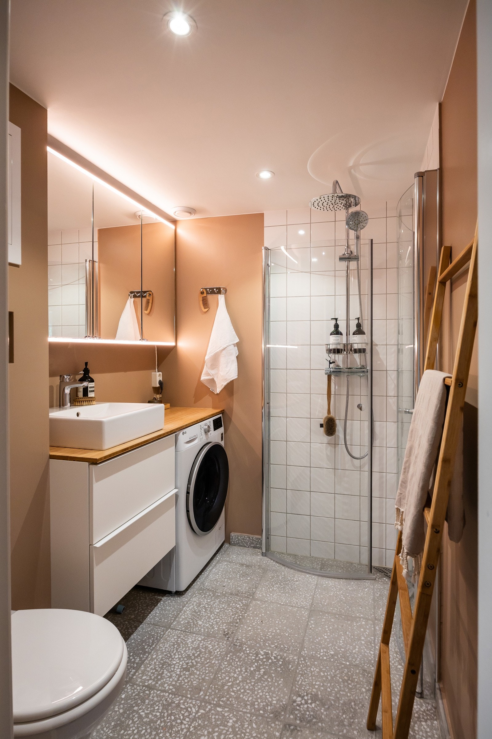 Badet ble omfattende pusset opp i 2020 av Bad og Prosjekt AS - med dokumentert fagmessig utførelse. Galleribilde