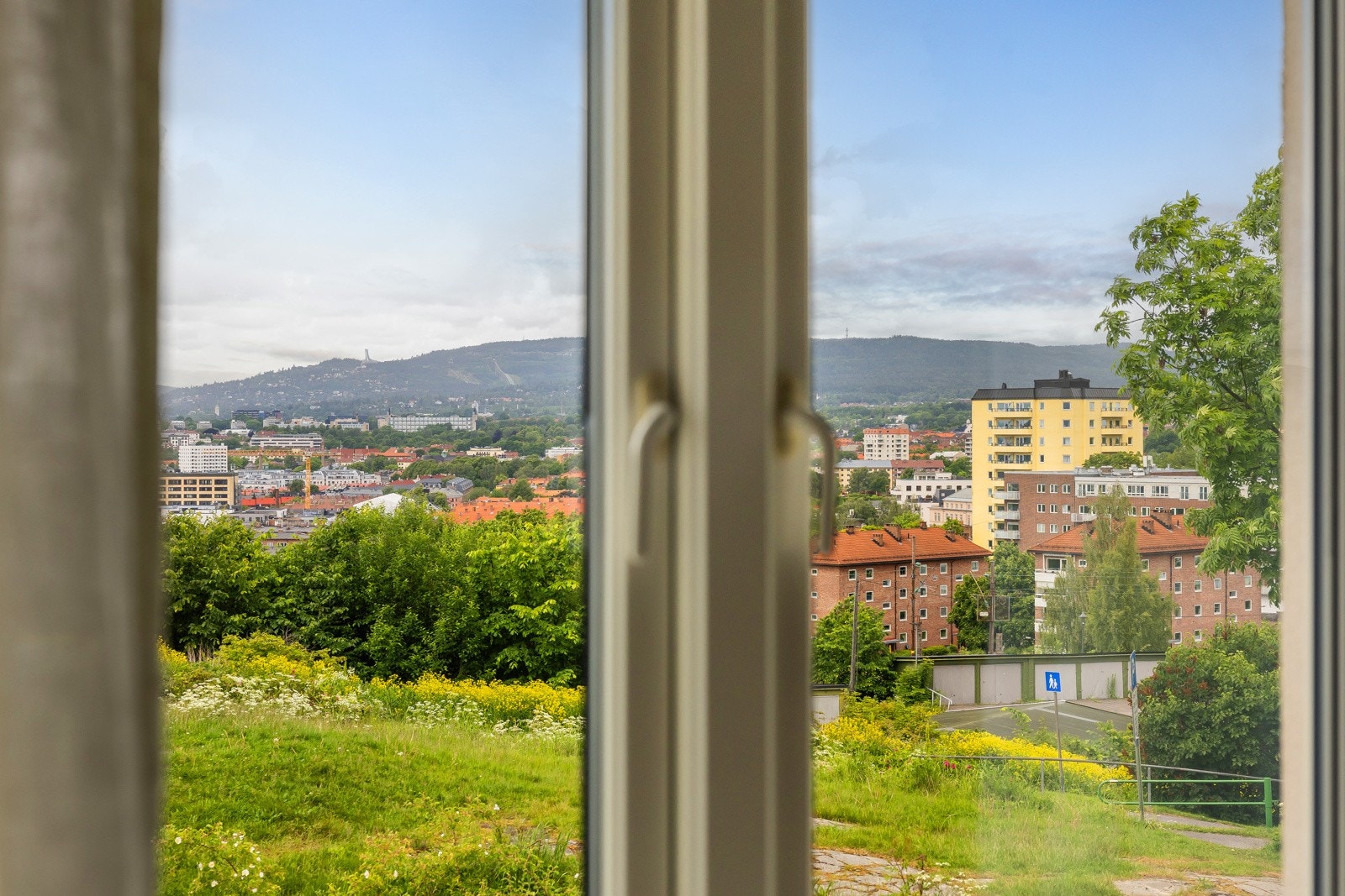 Vidstrakt utsikt fra begge soverom som kjøkken. Galleribilde