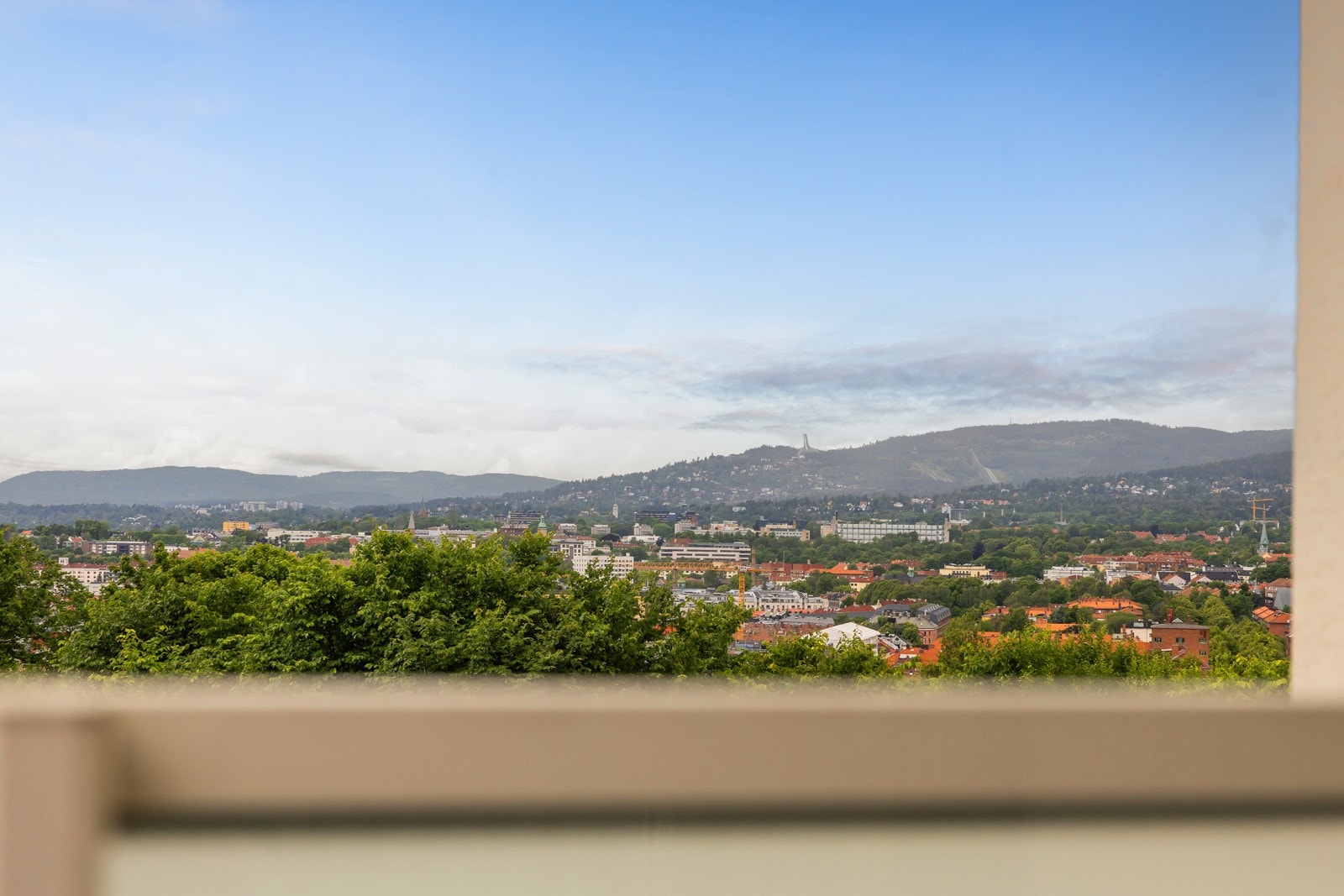Flott utsikt mot vest fra balkong. Galleribilde