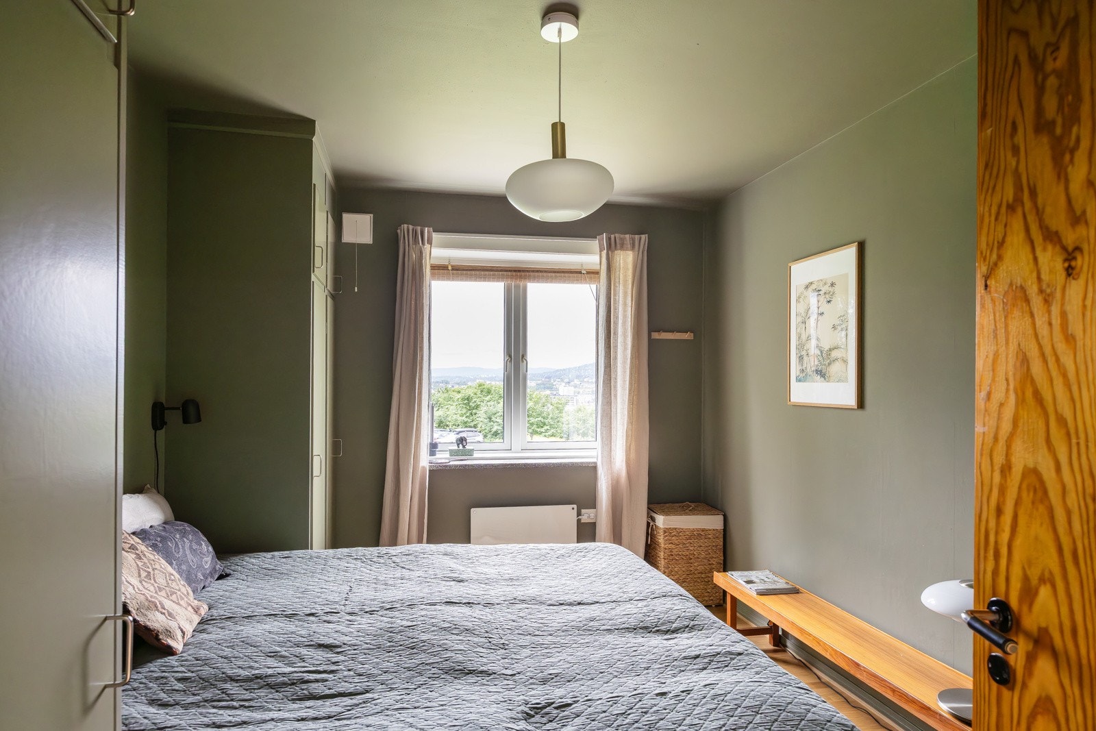 Boligen har to gode soverom. Begge soverom har fantastisk utsikt over byen. Galleribilde