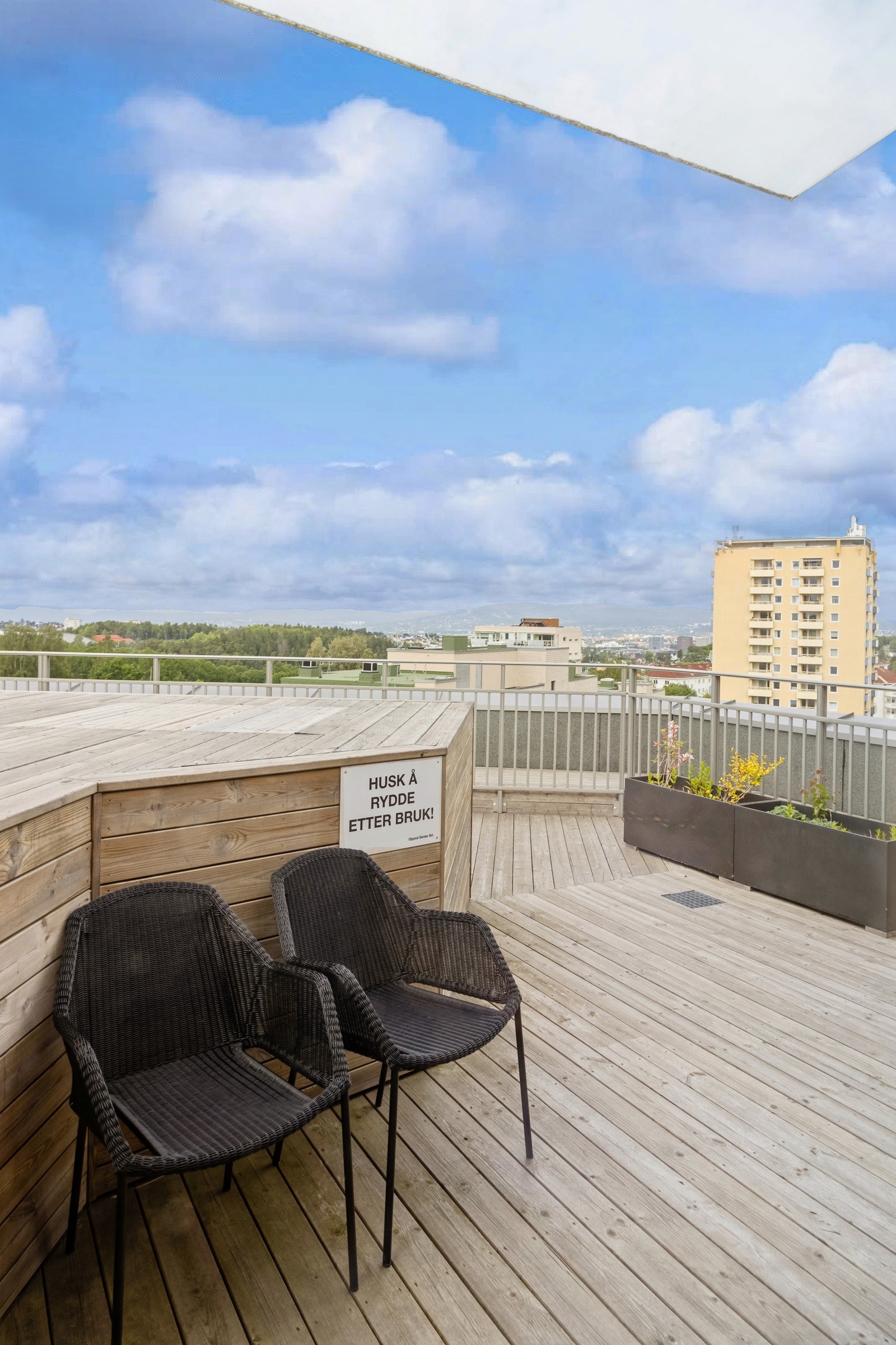 Fellses takterrasse med nydelig utsikt. Galleribilde