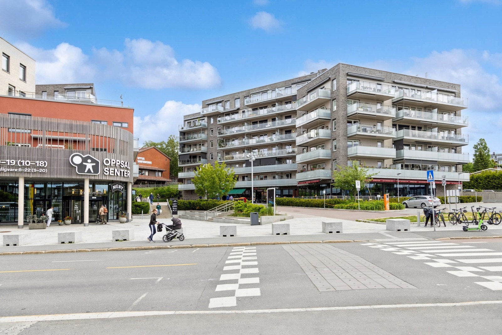 Boligen ligger fint til på enden av bygget, skjermet og solrikt. Galleribilde