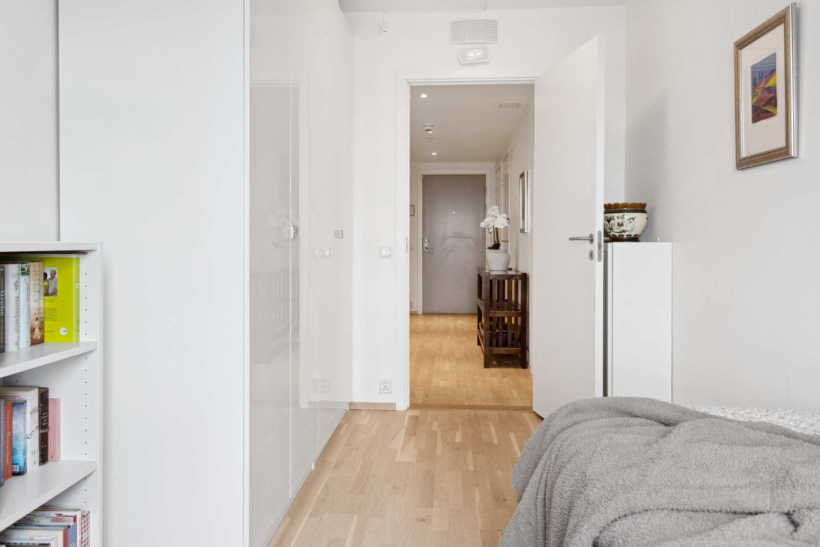 Soverom II har adkomst fra entreen og egner seg godt som gjesterom, kontor eller barnerom. Galleribilde