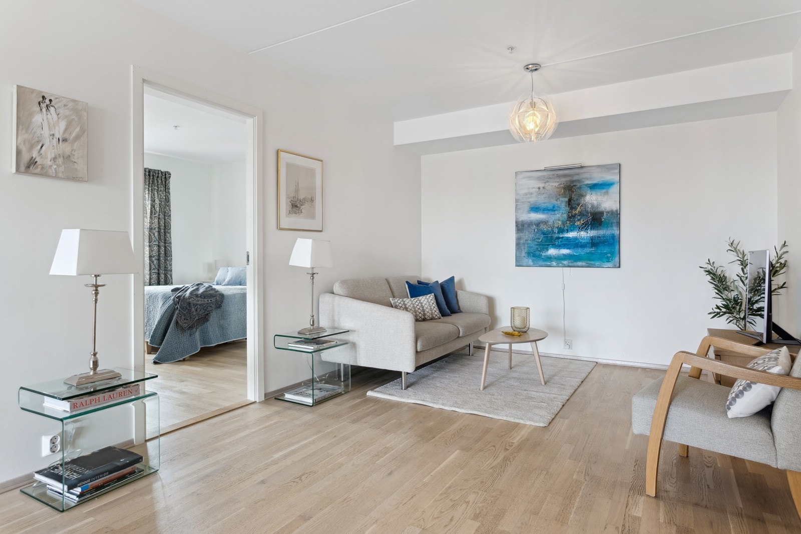 Stuen er delt inn i flere soner, her er det god plass til sofa, tv-benk mm. Galleribilde