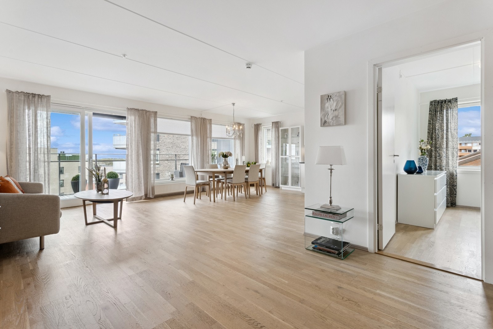 Lys og fin leilighet med pene gulv og lysmalte, glatte vegger. Galleribilde