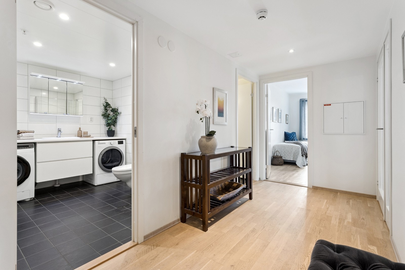 Lys og åpen entré med god plass til garderobe, kommode mm. Galleribilde