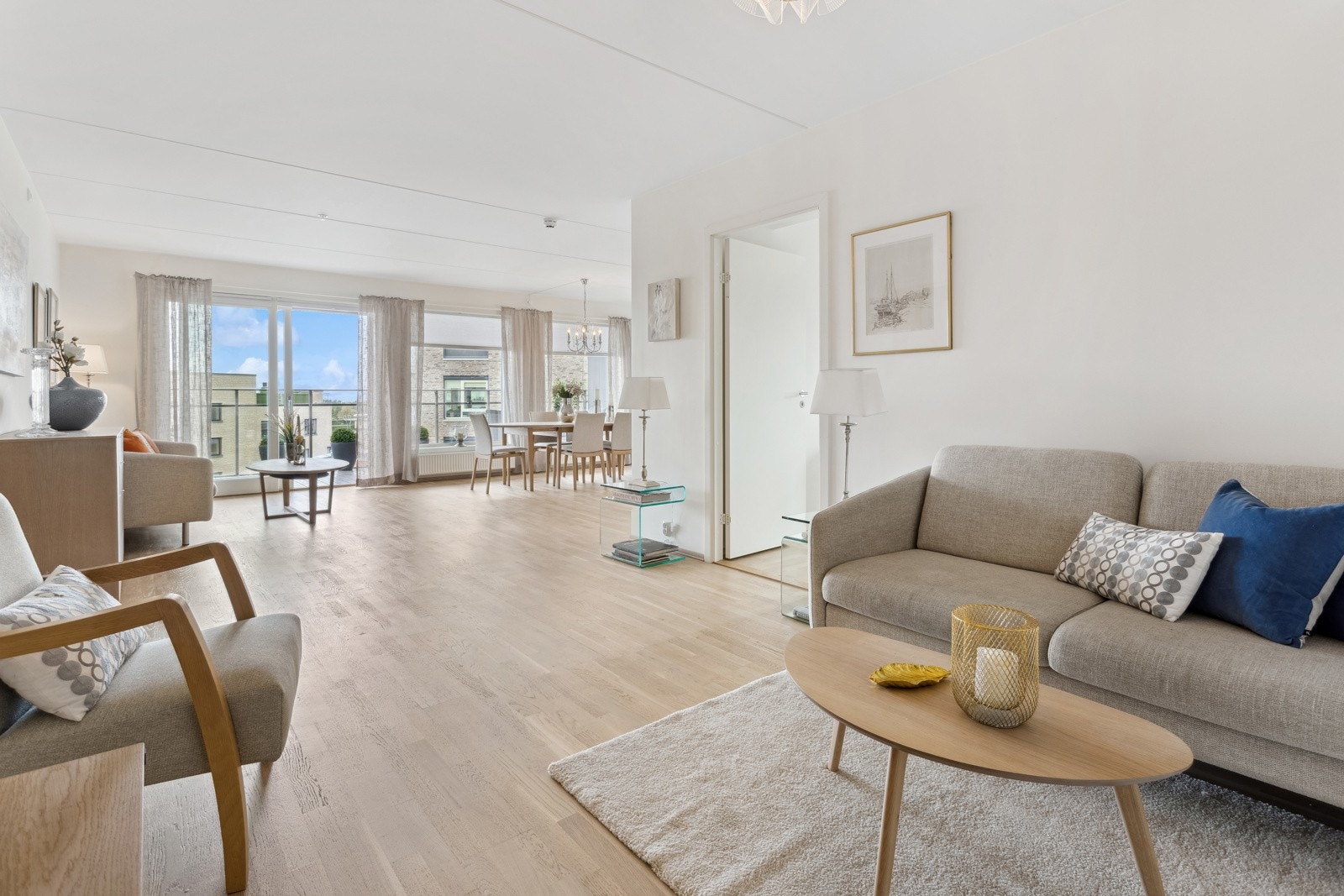 Stuen er delt opp i flere soner med flere gode og varierte innredningsmuligheter. Galleribilde