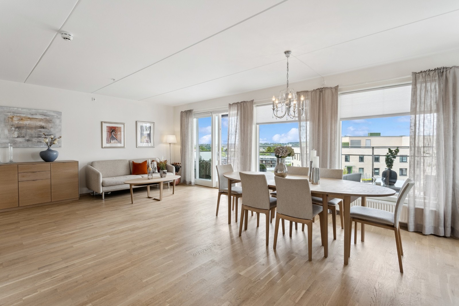 Åpen stue / kjøkkenløsning med god plass til stort spisebord for hyggelige sammenkomster. Galleribilde