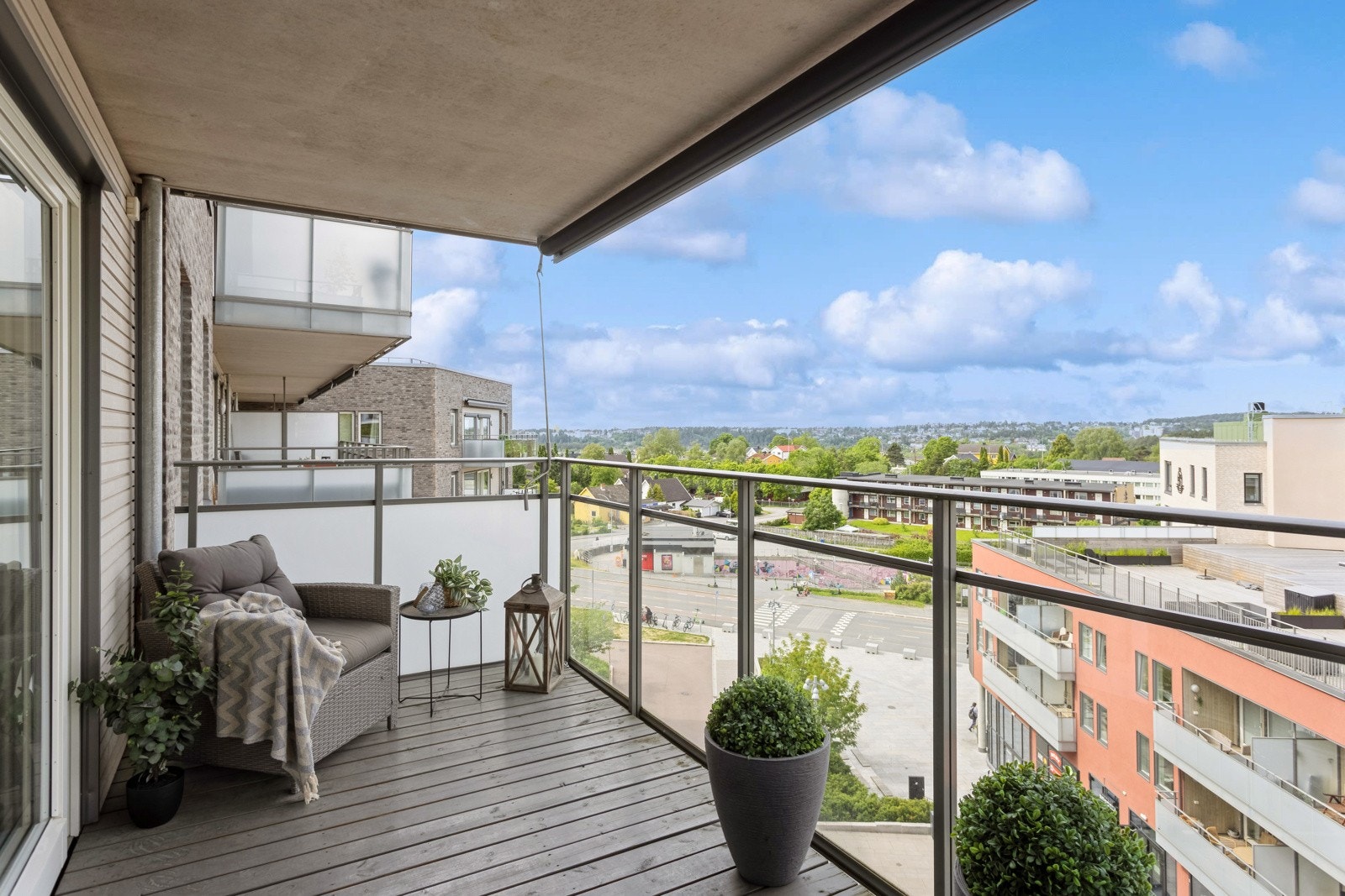 Flott utsiktsbalkong med tregulv, belysning, strømuttak, markise og solscreen. Galleribilde