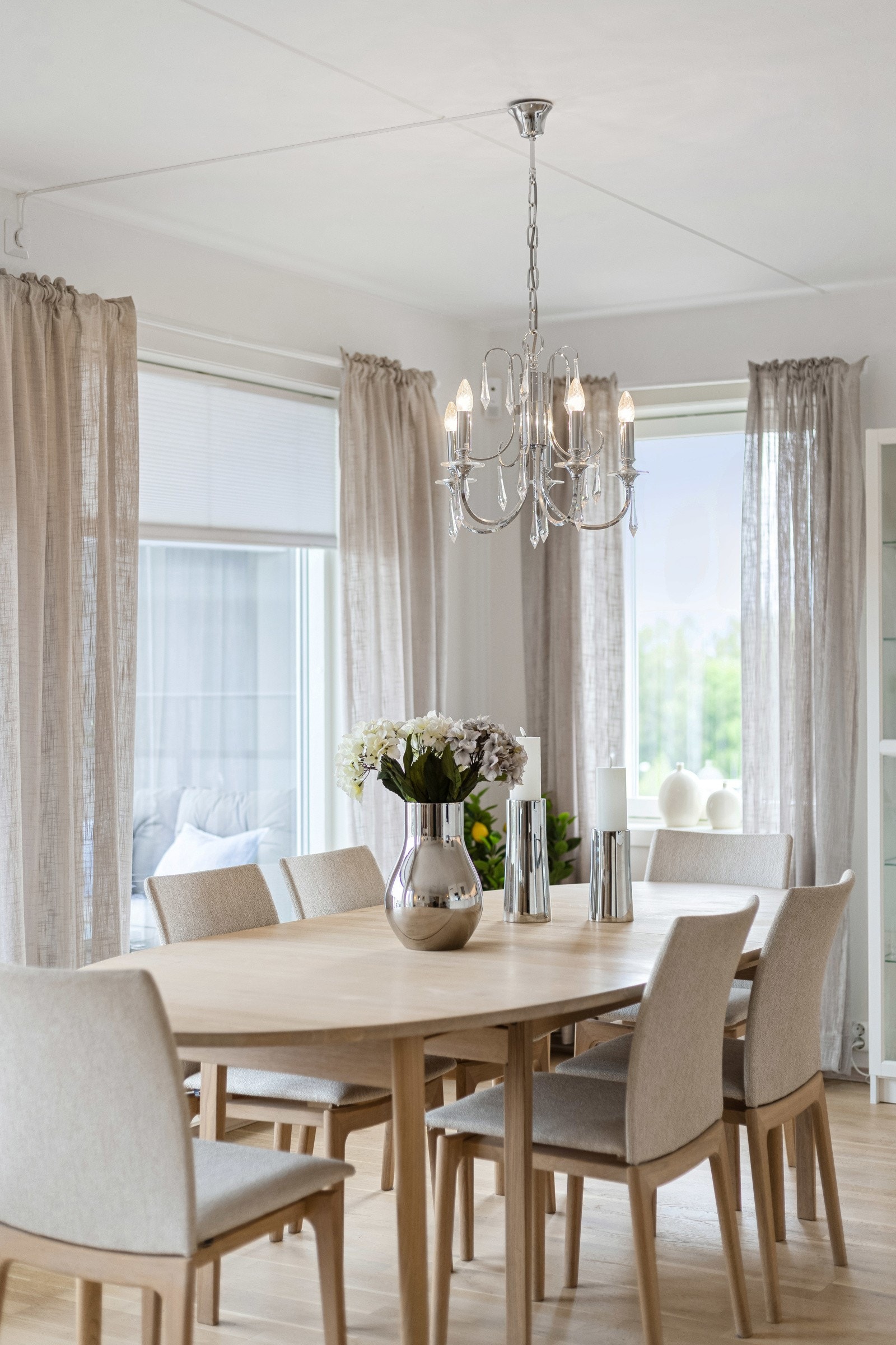 Endeleilighet med vinduer som gir godt med lys inn. Galleribilde