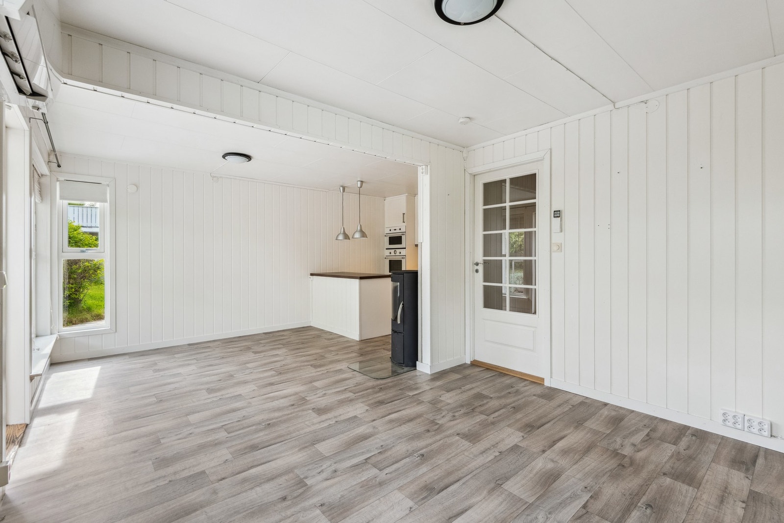 Stue. Store vindusflater som gir flott naturlig lysinnslipp Galleribilde