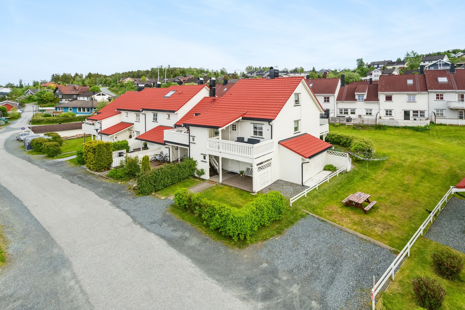 Fasade. Pent opparbeidede fellesområder i et godt vedlikeholdt borettslag. Galleribilde
