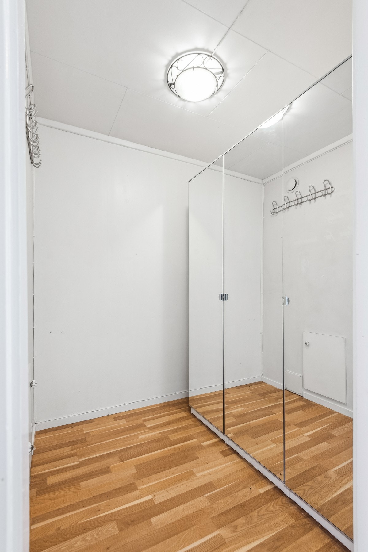 Gang med praktisk oppbevaringsplass i form av garderobeskap. Galleribilde