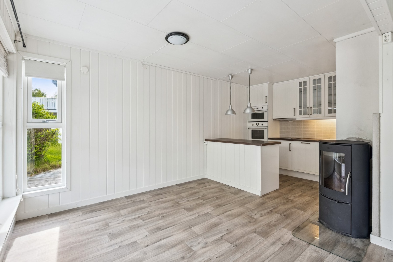 Kjøkken/stue med god plass til spisebord Galleribilde