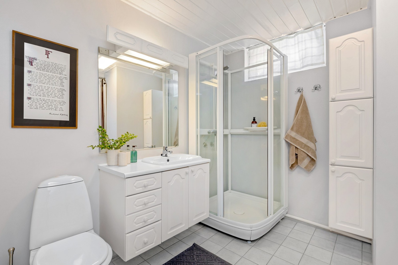 Badet i underetasjen har også dagslys, gulvvarme og mekanisk Flexit avtrekk. Det er delt i to avdelinger: bad i den ene delen og vask/teknisk i den andre. Galleribilde