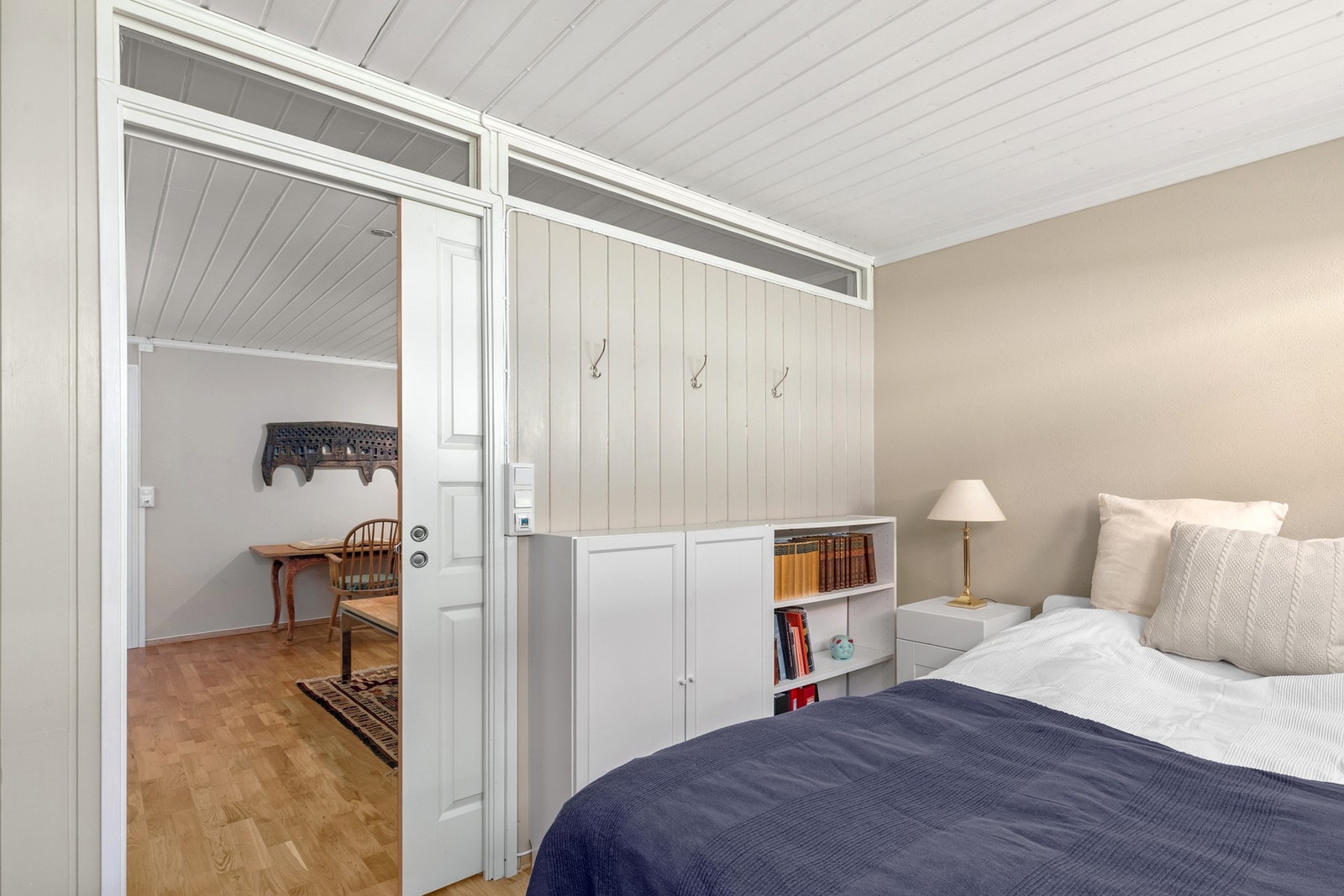 Rommet har eikeparkett og varme i gulvet. Det er skyvedør inn til kjellerstuen. Galleribilde