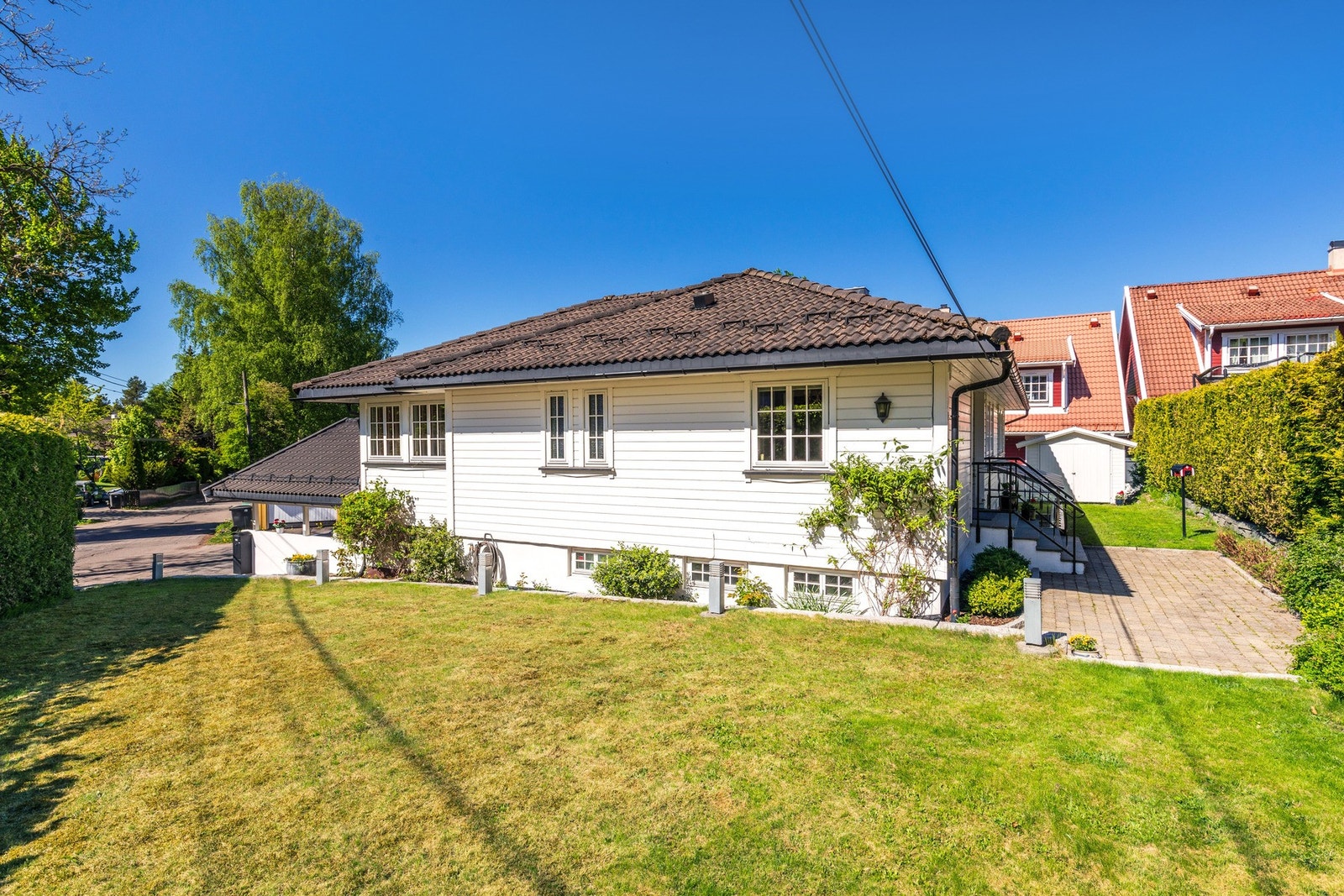 Vinduene i huset har utenpåliggende sprosser som lett kan tas av hvis man ønsker et annet uttrykk. Huset har 3 små og lettstelte hager mot øst, nord og sydvest. De er flate og godt egnet til lek og trampoline. Galleribilde