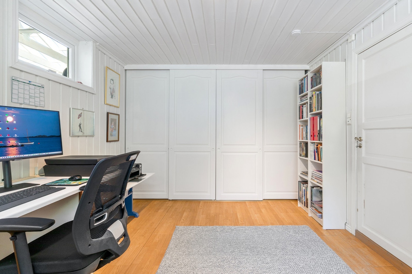 Rommet har stor garderobe med skyvedører. Galleribilde