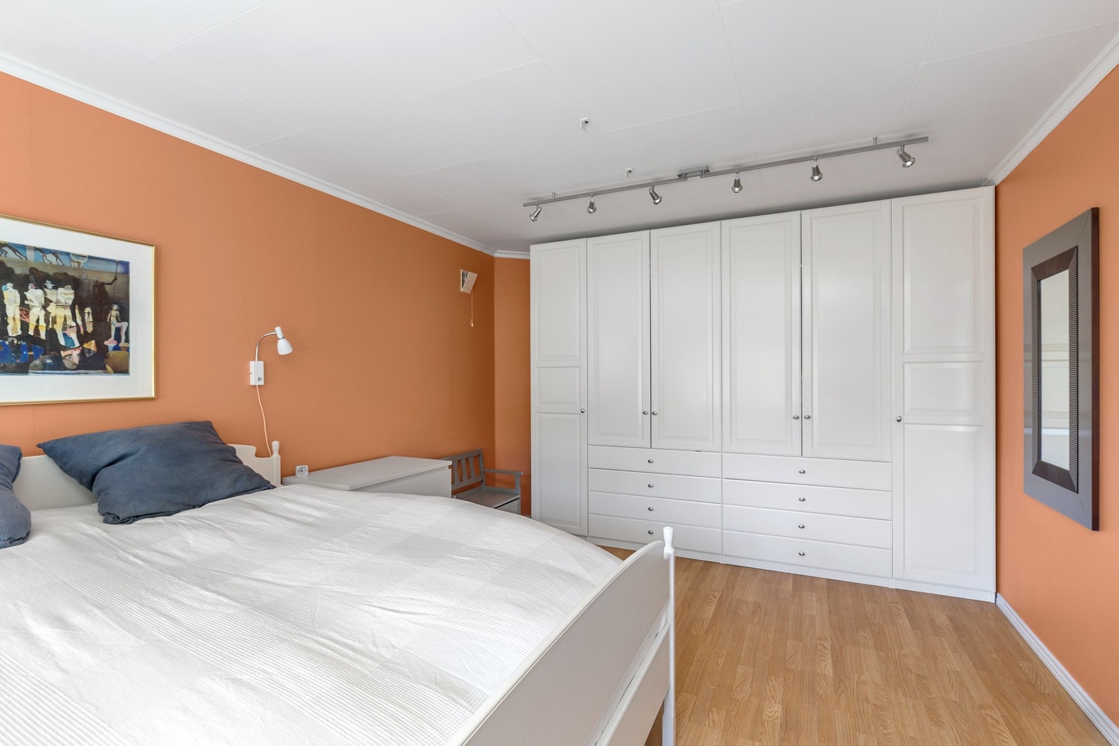 Romslig garderobe, og god plass til store kommoder. I tillegg er det et ekstra garderobeplass i rommet mellom soverom og entré. Galleribilde