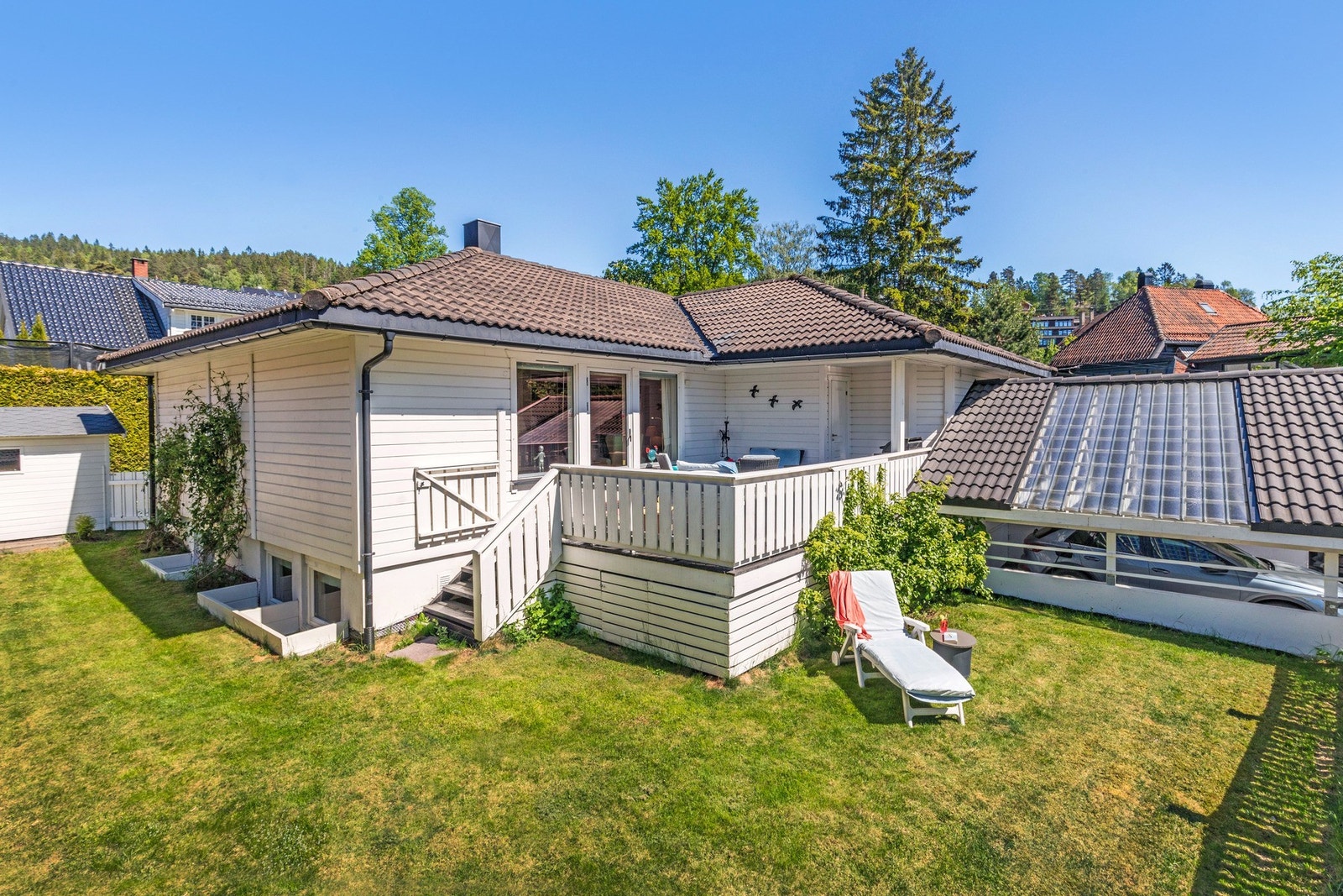 Stor enebolig med mange bruksmuligheter. Midt i "Hemingland" og med plass til storfamilie. Stor carport med elbillader, utebod med strøm og tre små, lettstelte hager, hvorav én er inngjerdet. Galleribilde