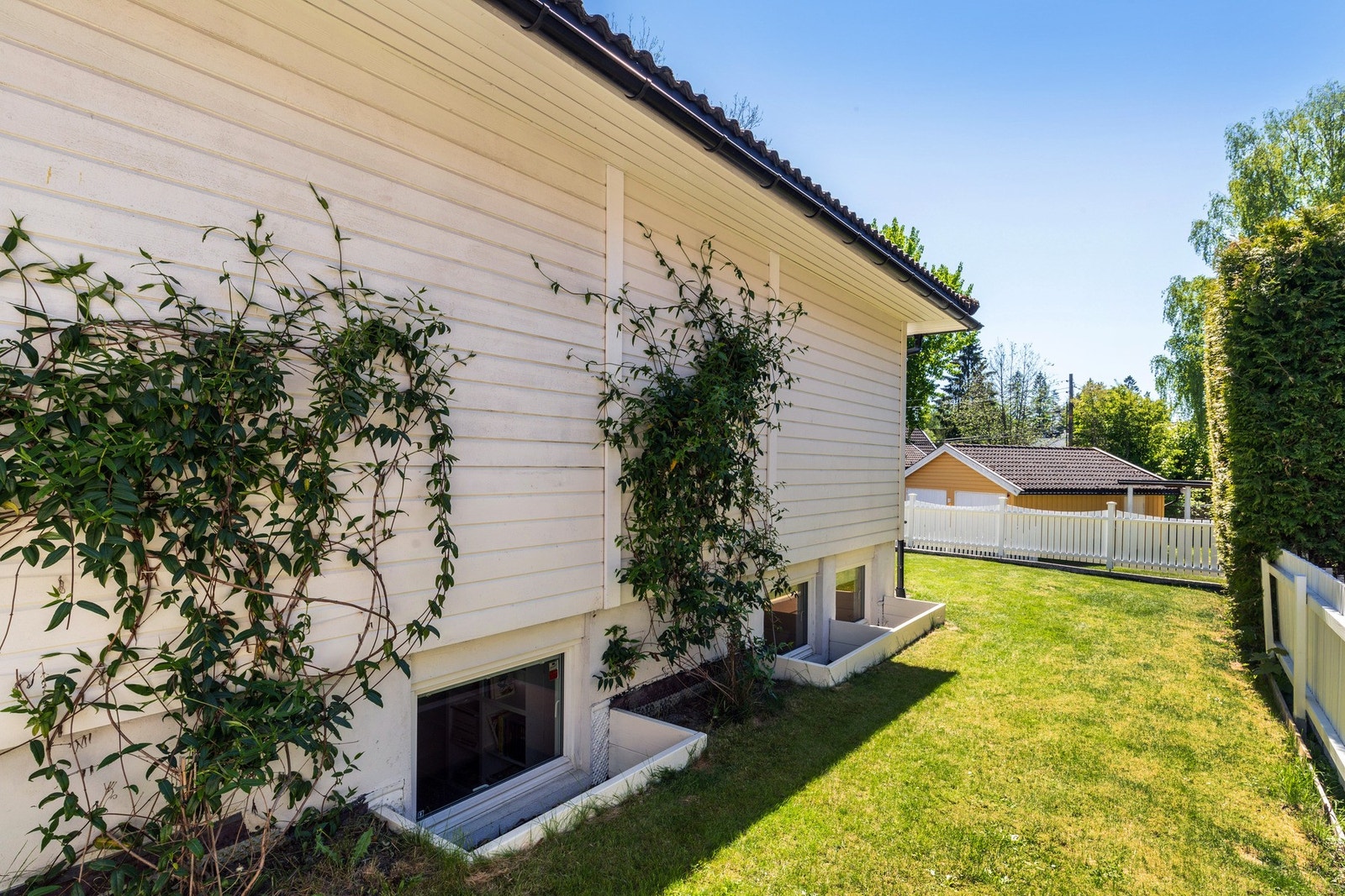 Dette er vestsiden av huset. Det er port mellom det lille uthuset og huset. Galleribilde