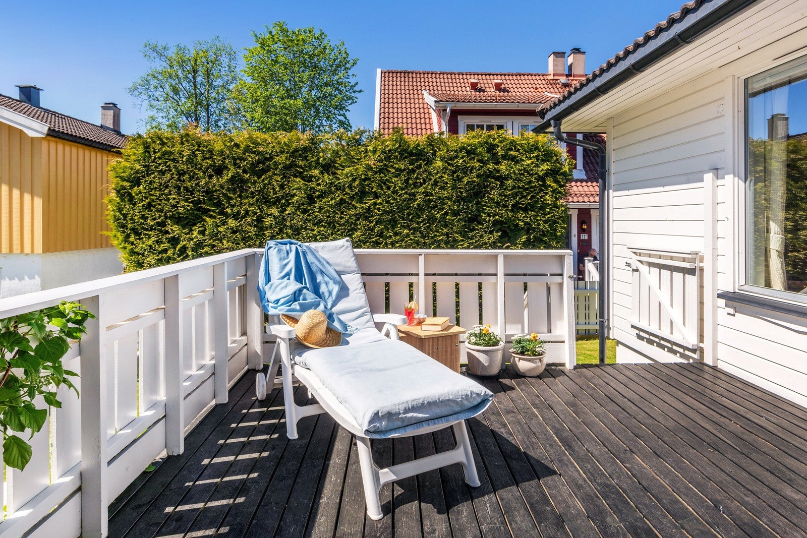 Det er plass til to solstoler i tillegg til sittegruppe. Her er den ene vendt mot solen rundt klokken 12. Galleribilde