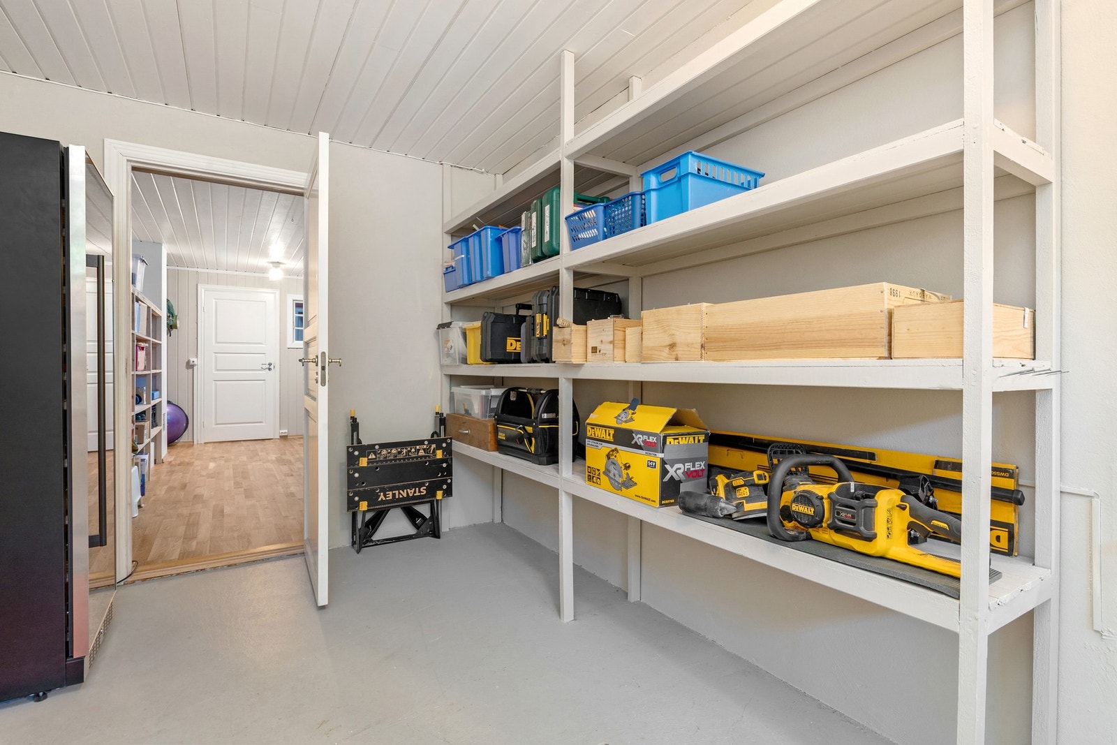 Gode oppbevaringshyller. Galleribilde