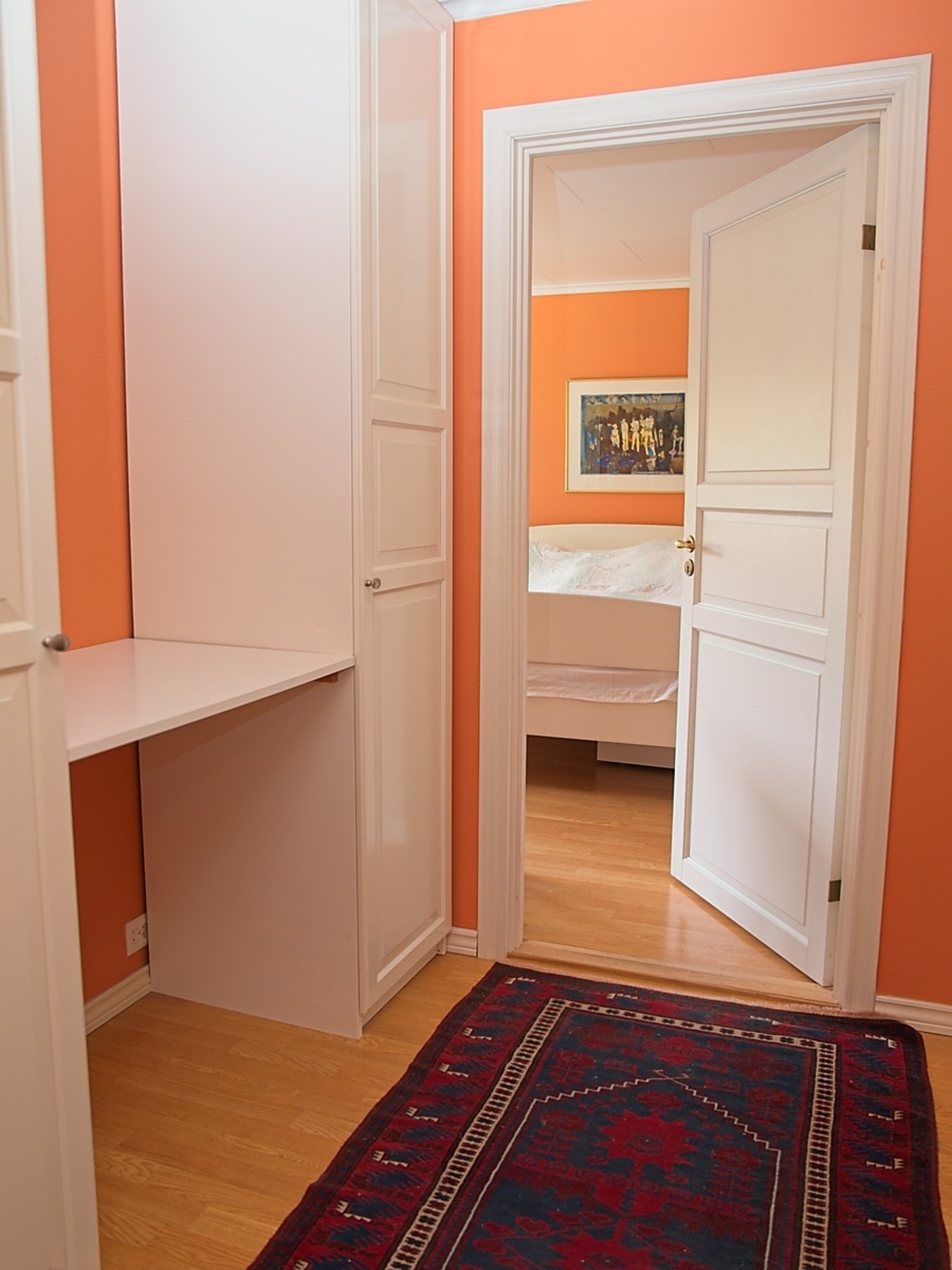 Mellom hovedsoverommet og entréen er det ekstra garderobe og skapplass på begge sider. Det er skyvedør mellom dette rommet og entréen. Galleribilde