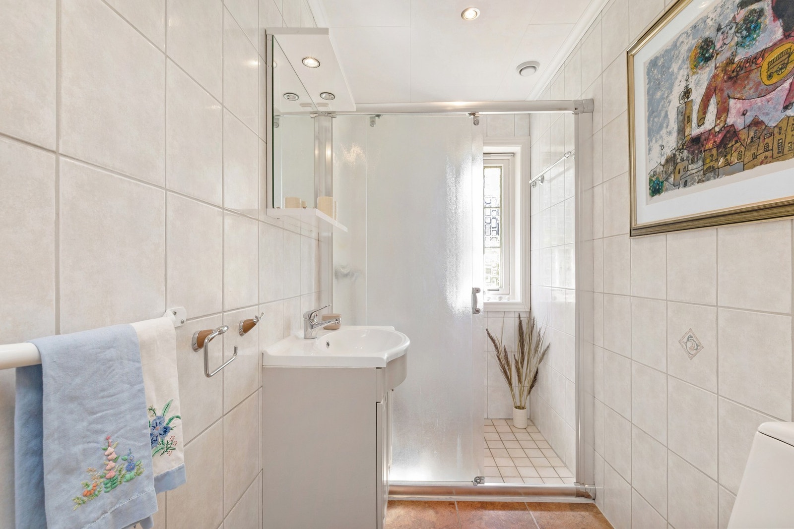 Dette baderommet har inngang fra den store entréen. Alle 3 baderommene i dette huset har dagslys og vinduer! De har alle også fungerende varmekabler og mekanisk avtrekk. Galleribilde