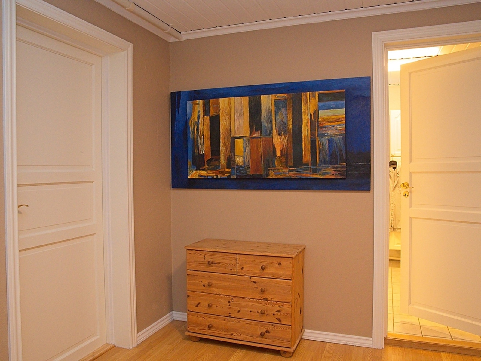 Det er god plass til ønsket garderobe/lagringsløsninger. Galleribilde
