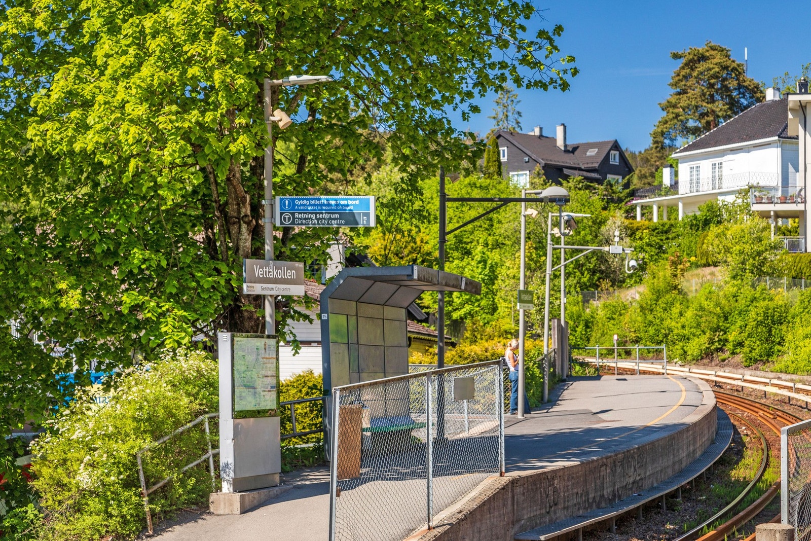 Kort vei til offentlig kommunikasjon med ca. 2 minutters gange til Vettakollen t-bane. Galleribilde
