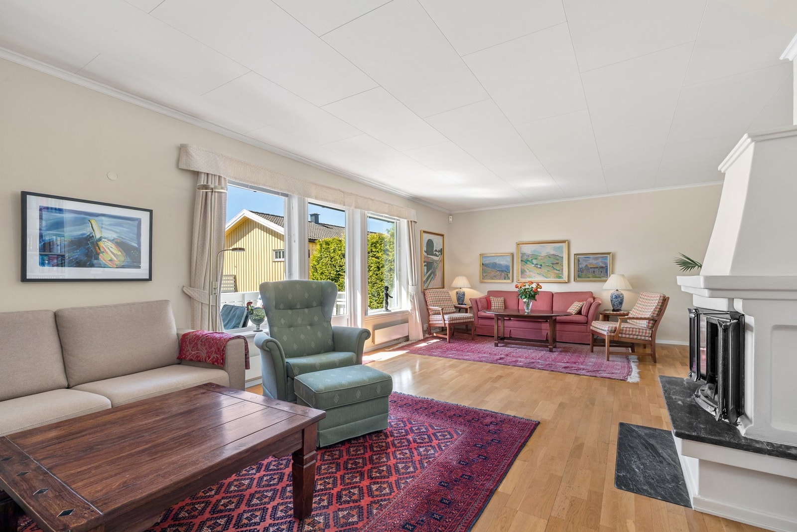 Stuen er lys og åpen og har store vinduer og gjennomgående lys fra sør til nord. Galleribilde