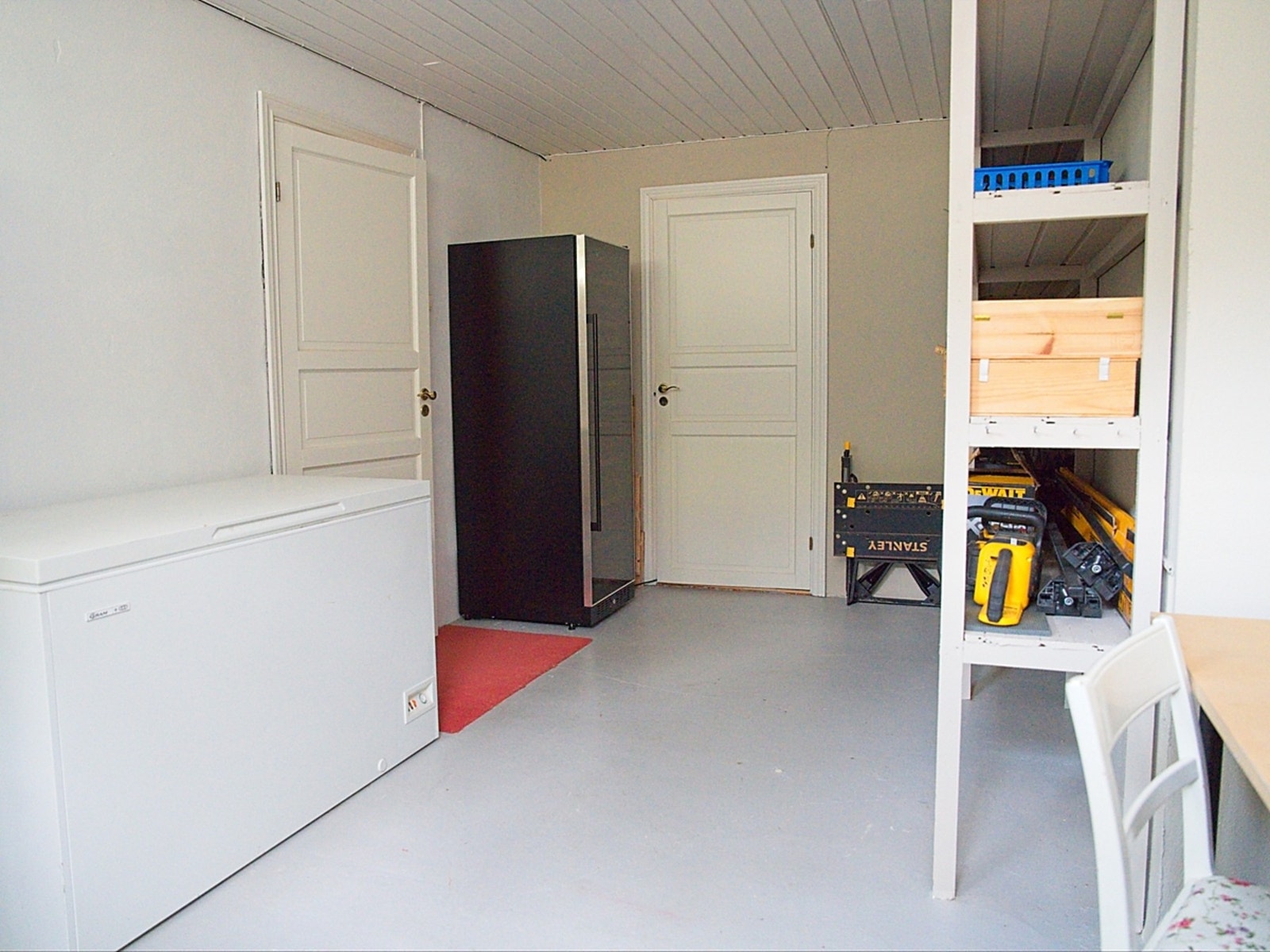 Her er det god plass til ekstra fryser, vinskap og annen oppbevaring. Galleribilde