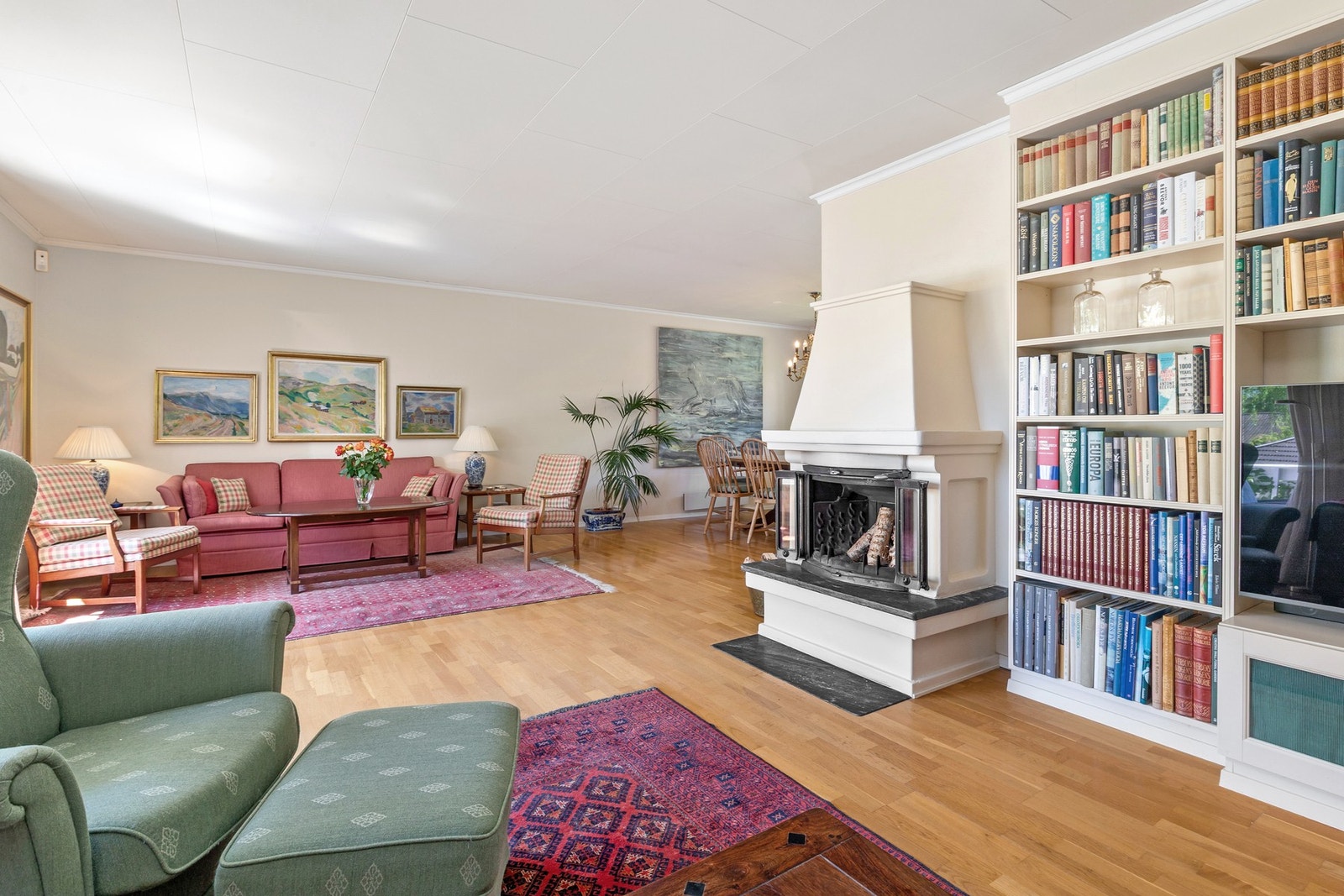 Stor og lys stue med tre gode soner som er lette å møblere! Her kan noen se på tv, mens andre kan prate i sofagruppen eller hygge seg rundt spisebordet. Direkte utgang til sørvestvendt terrasse. Galleribilde