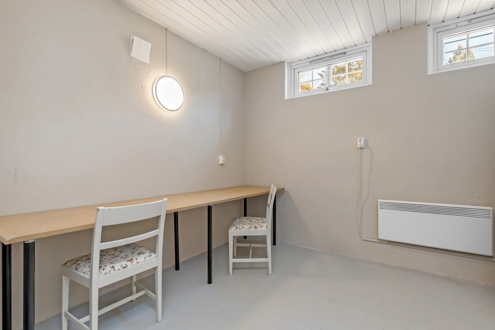 Hvem drømmer vel ikke om et stort hobbyrom? Her er det plass til symaskin, maling, mekking og snekring. Rommet brukes også til ekstra skapplass, fryser og vinskap. Ca 19 kvm stort. Galleribilde