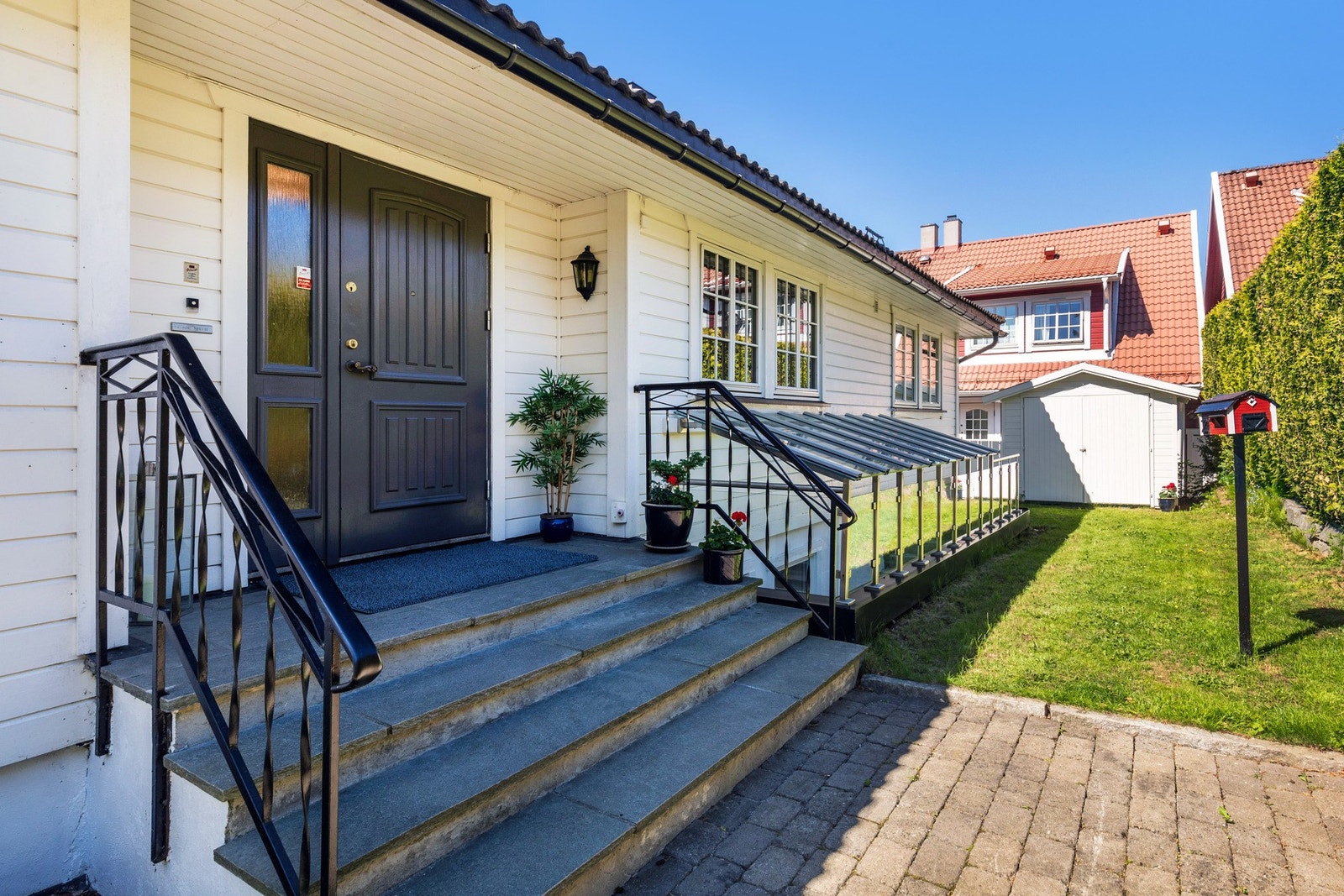 Bred og god trapp og solid dør i eik. Det er varmekabler i trappen. Galleribilde