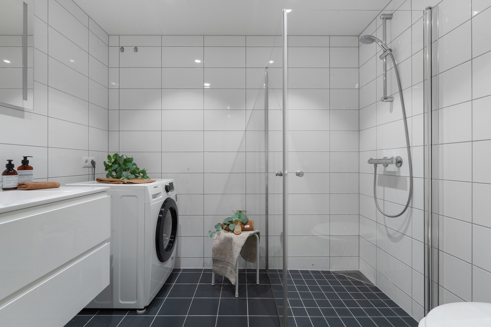 - Badet måler 4,6 kvm og er helfliset med varme i gulv - Galleribilde