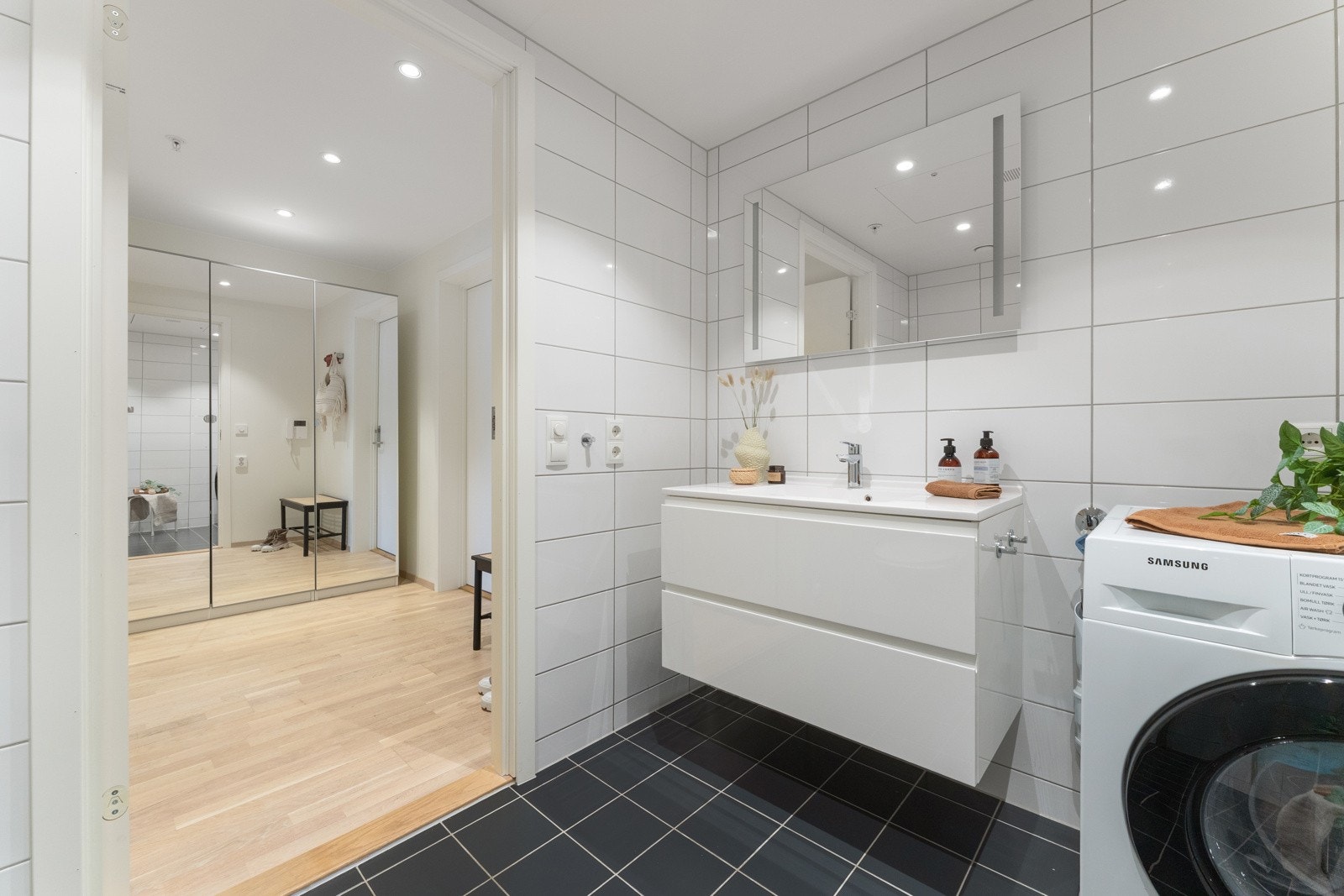 - Badet er i sin helhet, som resten av leiligheten, vurdert til tilstandsgrad 1 av takstmann - Galleribilde