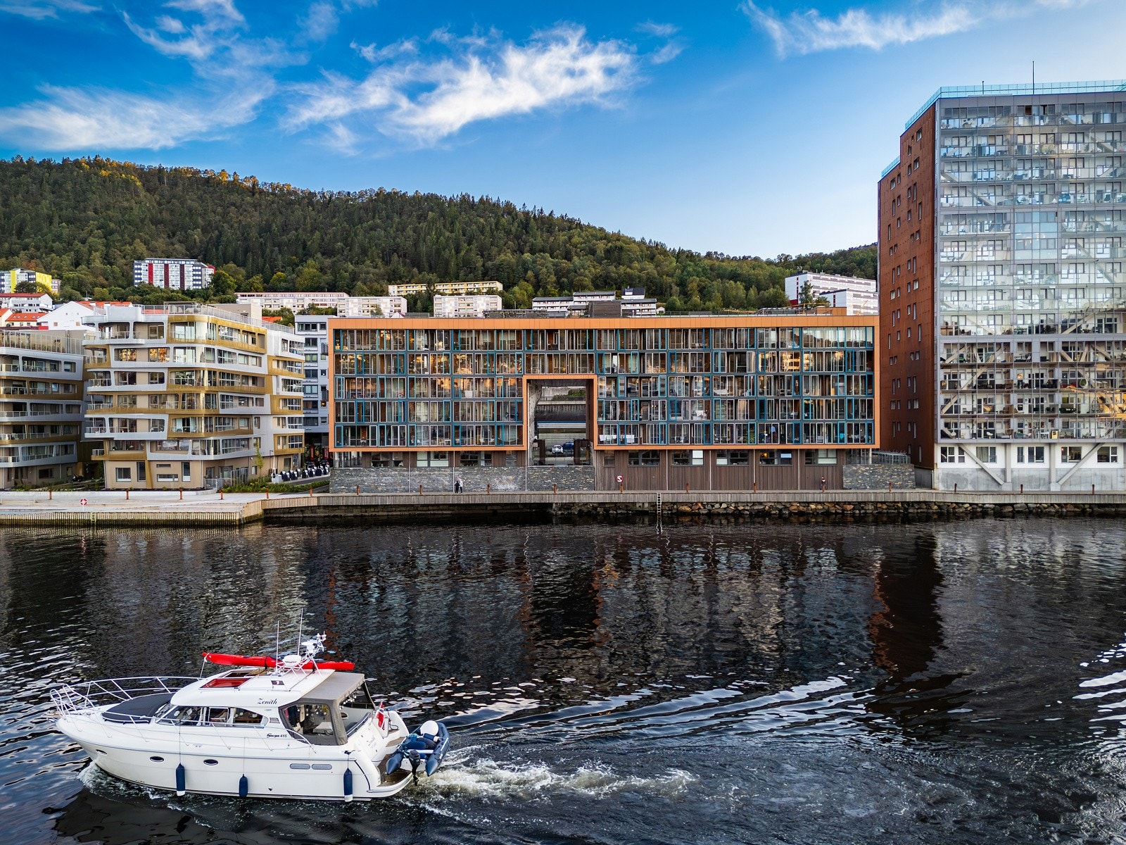 - Langs hele Damsgårdssundet går det en fin promenade - Galleribilde